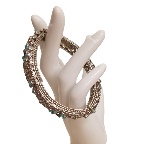 R J GRAZIANO VINTAGE SILVERTONED WITH FAUX TURQUOISE AND CORAL STRETCH BRACELET - Picture 2 of 6